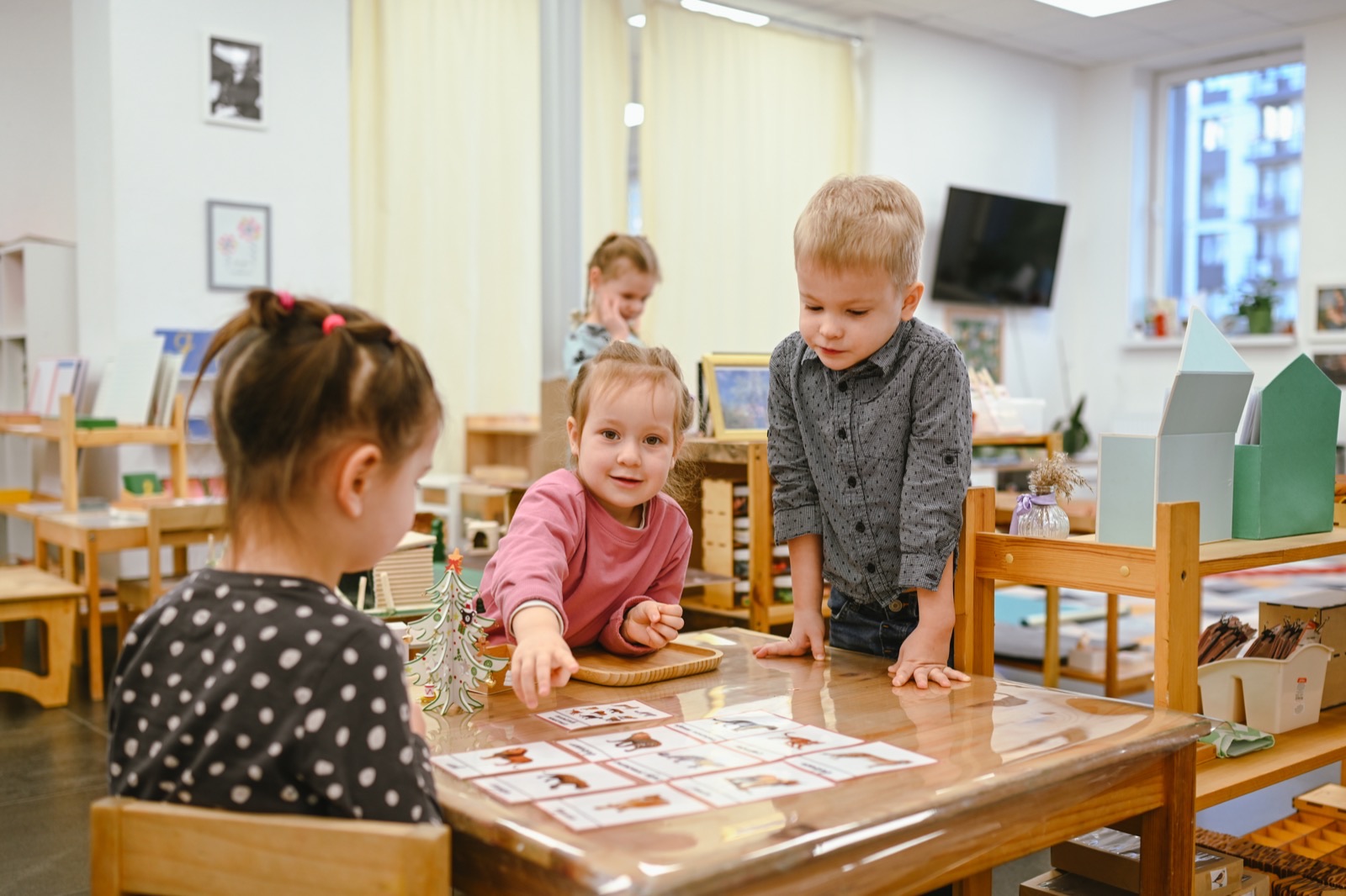 Педагог занимается с ребёнком в Монтессори-среде