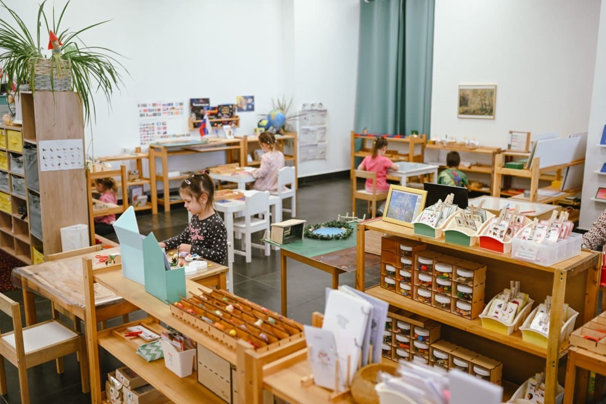 Дети работают с Монтессори-материалами в классе