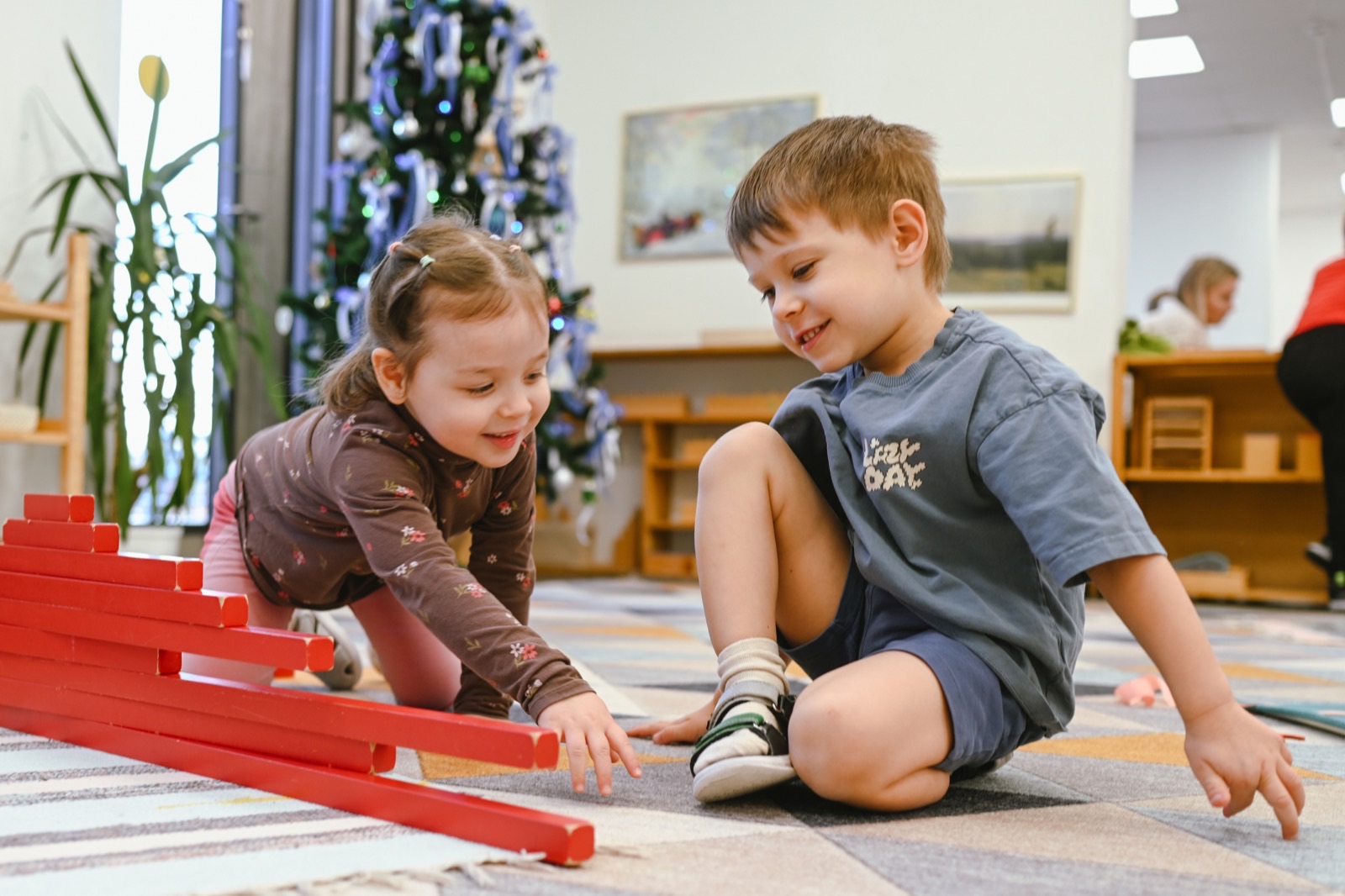 Малыши за развивающим занятием с карточками