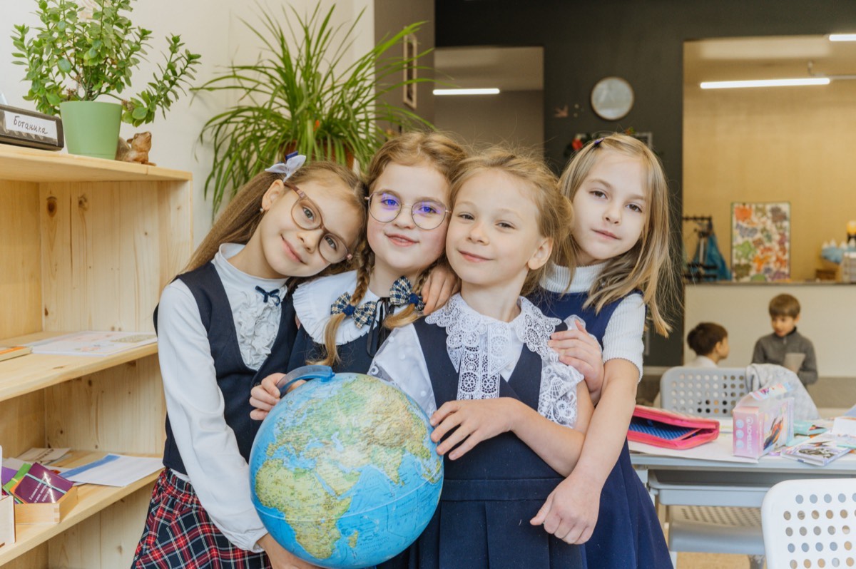 Совместная работа детей в Монтессори-классе